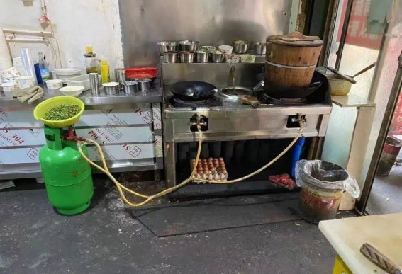 浙江一餐厅燃气软管私接三通接口，罚！