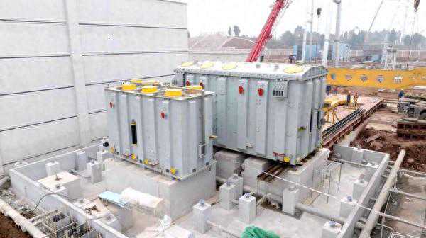 川渝特高压交流工程铜梁站主变压器进场安装