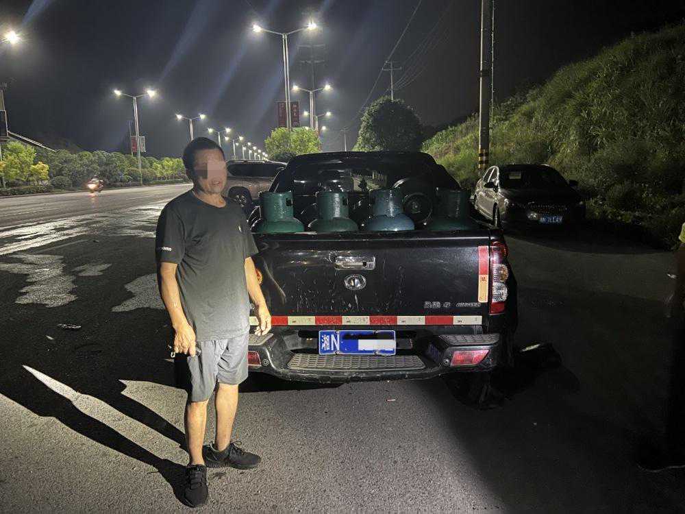 惊险！货车非法运输23罐液化气罐被芷江交警查获