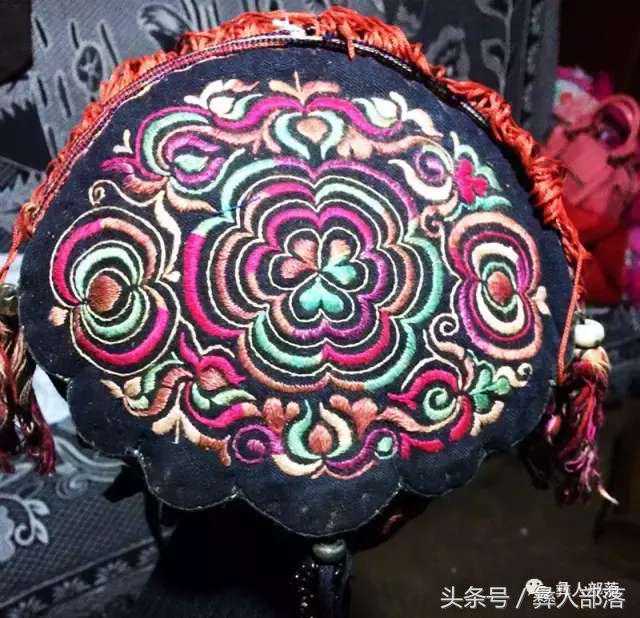 墨红纳色彝族普传统手工刺绣的美