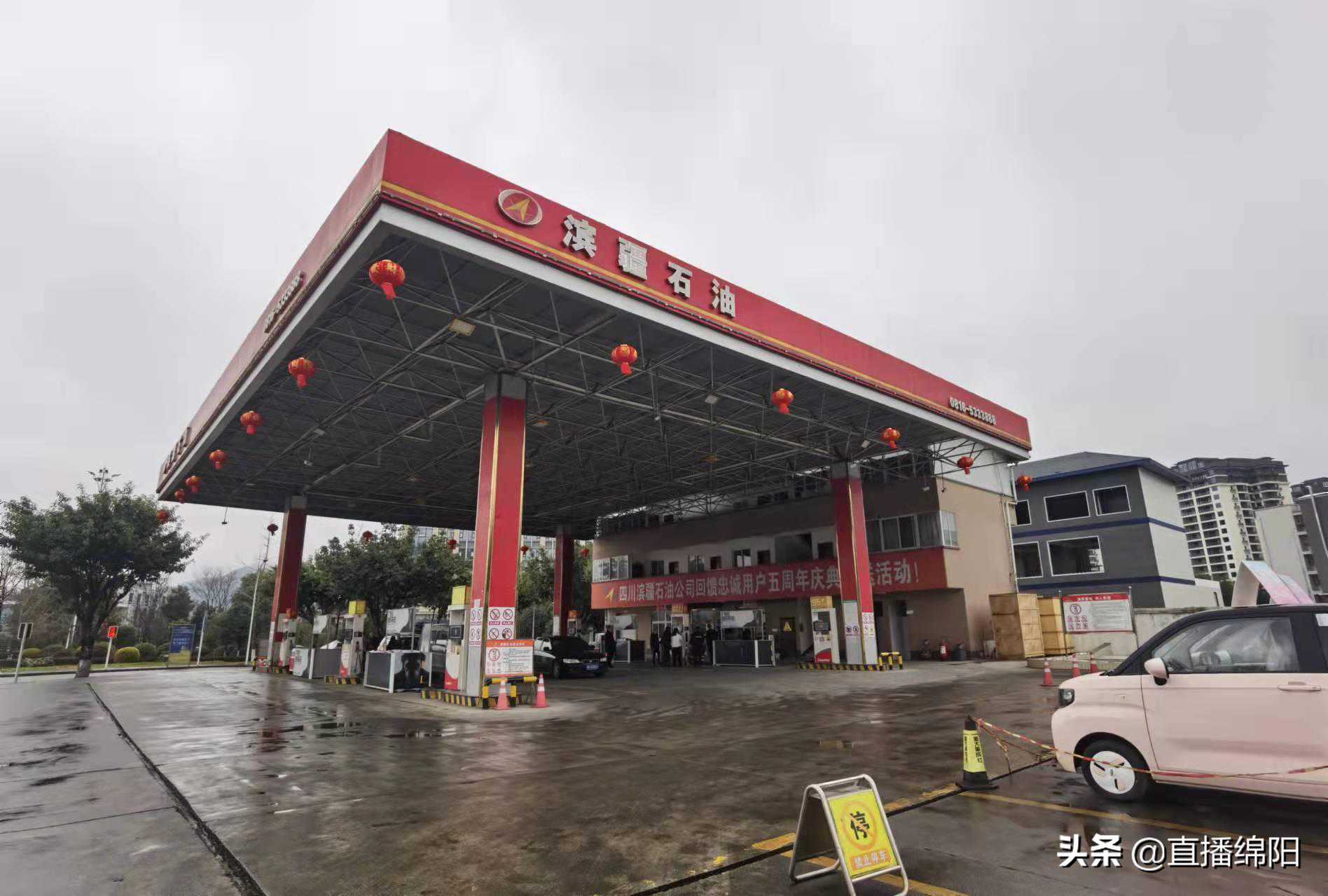 四川绵阳一​加油站，测油量不用液位仪，拿杆杆量