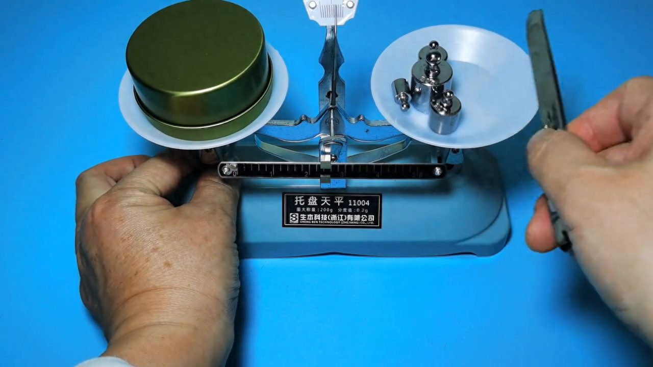 使用天平测质量时，砝码放在中间和两边会引起误差吗？