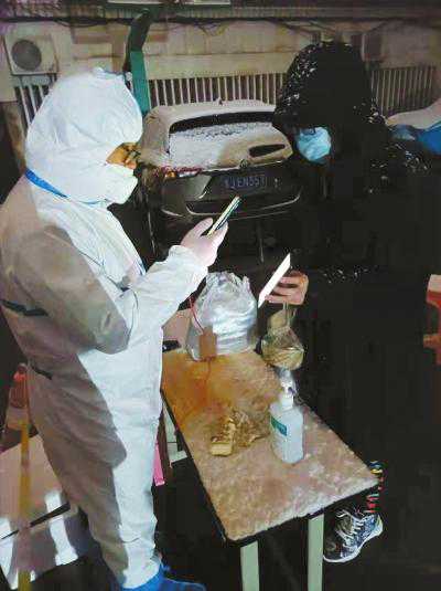 连续8小时不间断的作业 他脚底的雪化成水又结了冰