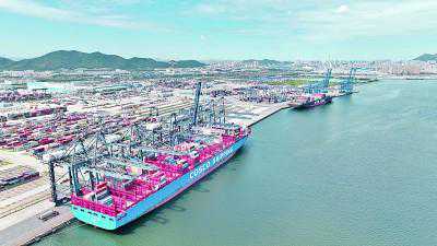 海门回望千峰涌 港口雄开万里流