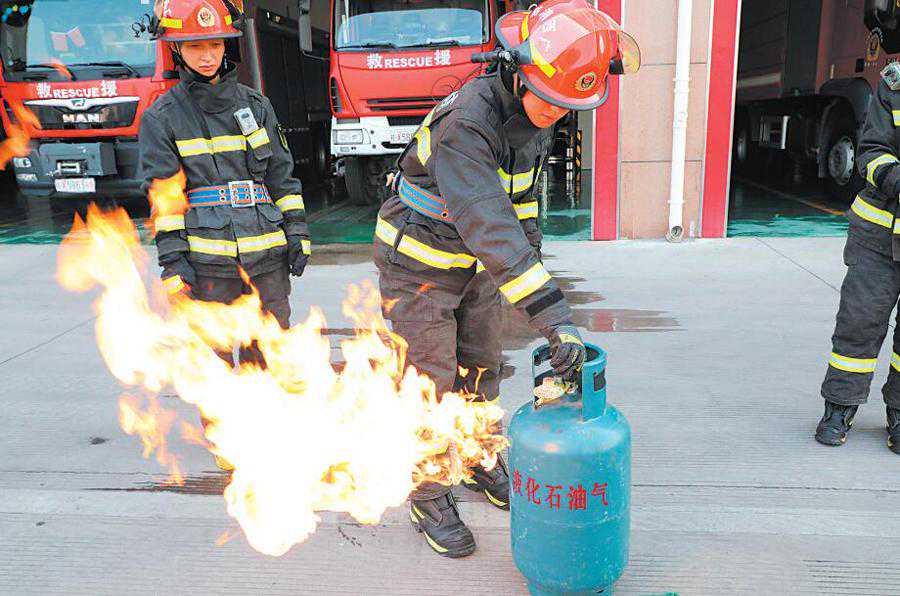 煤气罐着火先关阀门会回火爆炸？消防实验击破谣言