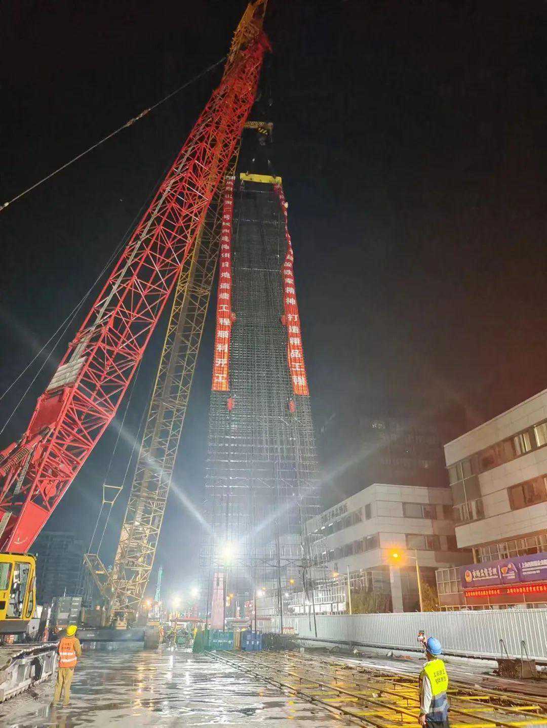 2号线西延伸工程蟠祥路站首幅地下墙开始成槽施工