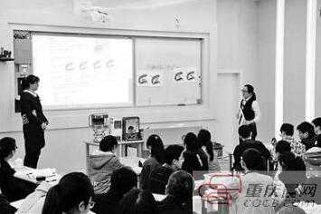 女老师自制教具上课 带领学生拿奖拿到手软